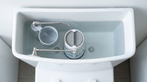 Mécanisme intérieur d'une chasse d'eau propre et moderne