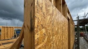 Panneaux OSB installés sur un chantier de construction extérieur