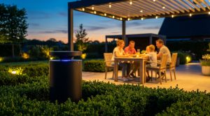 Piège moustique Alexandre Réant Nomoz Pro installé dans un jardin moderne au crépuscule