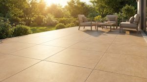 Terrasse extérieure moderne avec carrelage beige et joints parfaitement réalisés