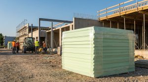 Panneaux d'isolation Styrodur vert sur un chantier de construction