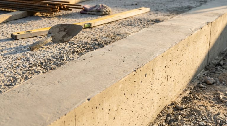 Surbot en béton fraîchement coulé sur une dalle de fondation