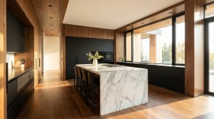 Cuisine moderne équipée avec îlot central et finitions haut de gamme