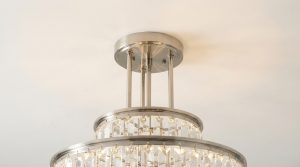 Lustre lourd fixé solidement au plafond sans crochet apparent