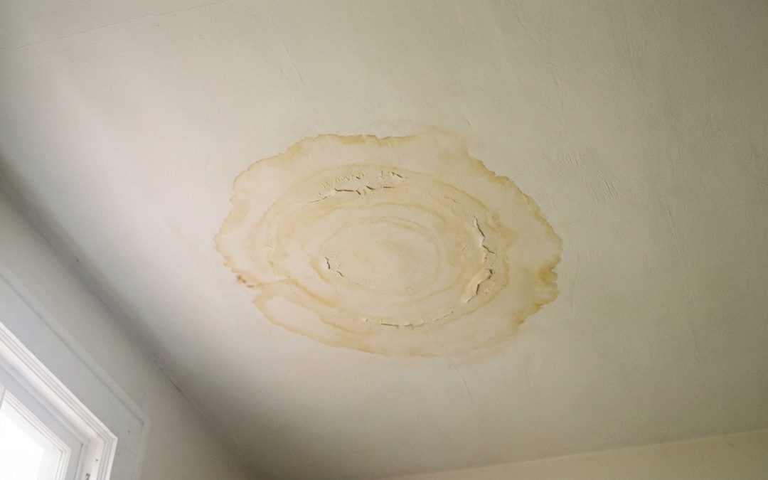 Le mystère de l’infiltration toiture qui voyage en silence