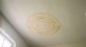 Le mystère de l’infiltration toiture qui voyage en silence