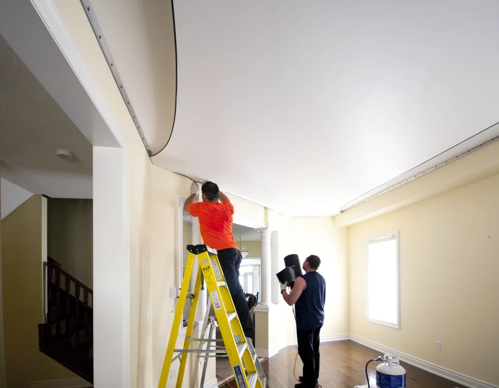 Plafond tendu à froid vs PVC : lequel choisir pour vos chantiers ?