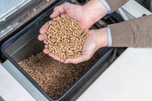 Fioul et granulés à domicile : pourquoi choisir un fournisseur local ?