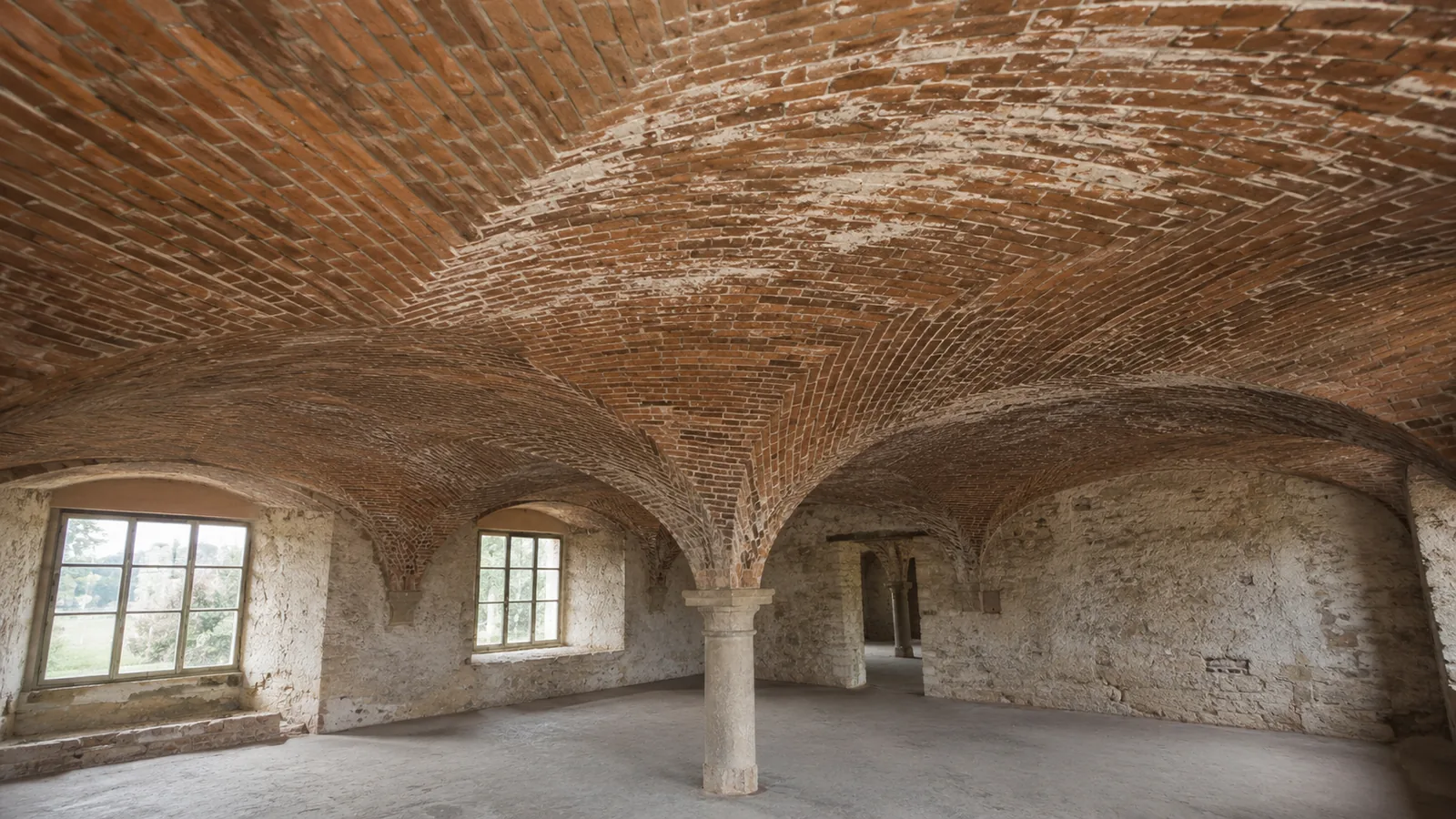 Comment tient un plafond en brique ? Briques, support et sécurité