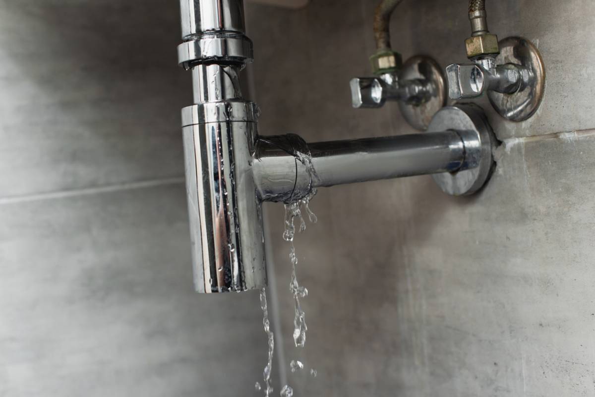 Fuite d’eau à Paris : les bons réflexes avant l’intervention d’un plombier