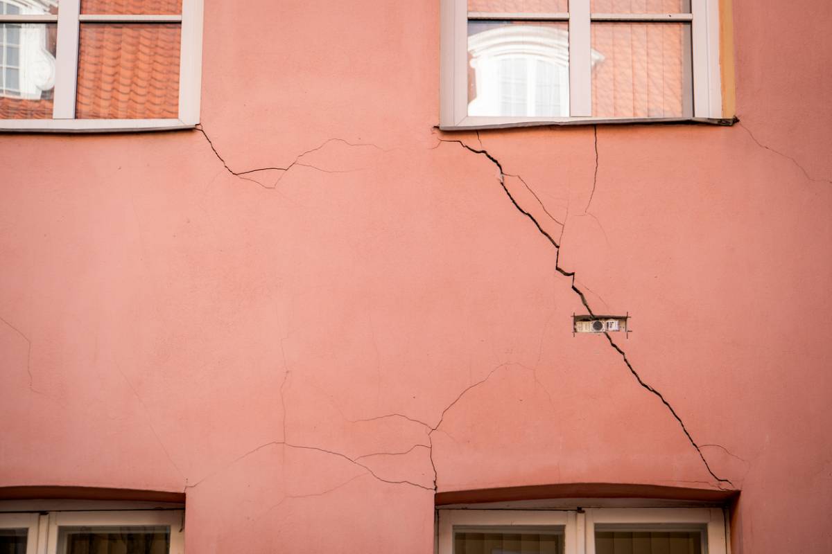 Humidité, pollution, fissures, quand appeler un professionnel du ravalement à Bruxelles ?